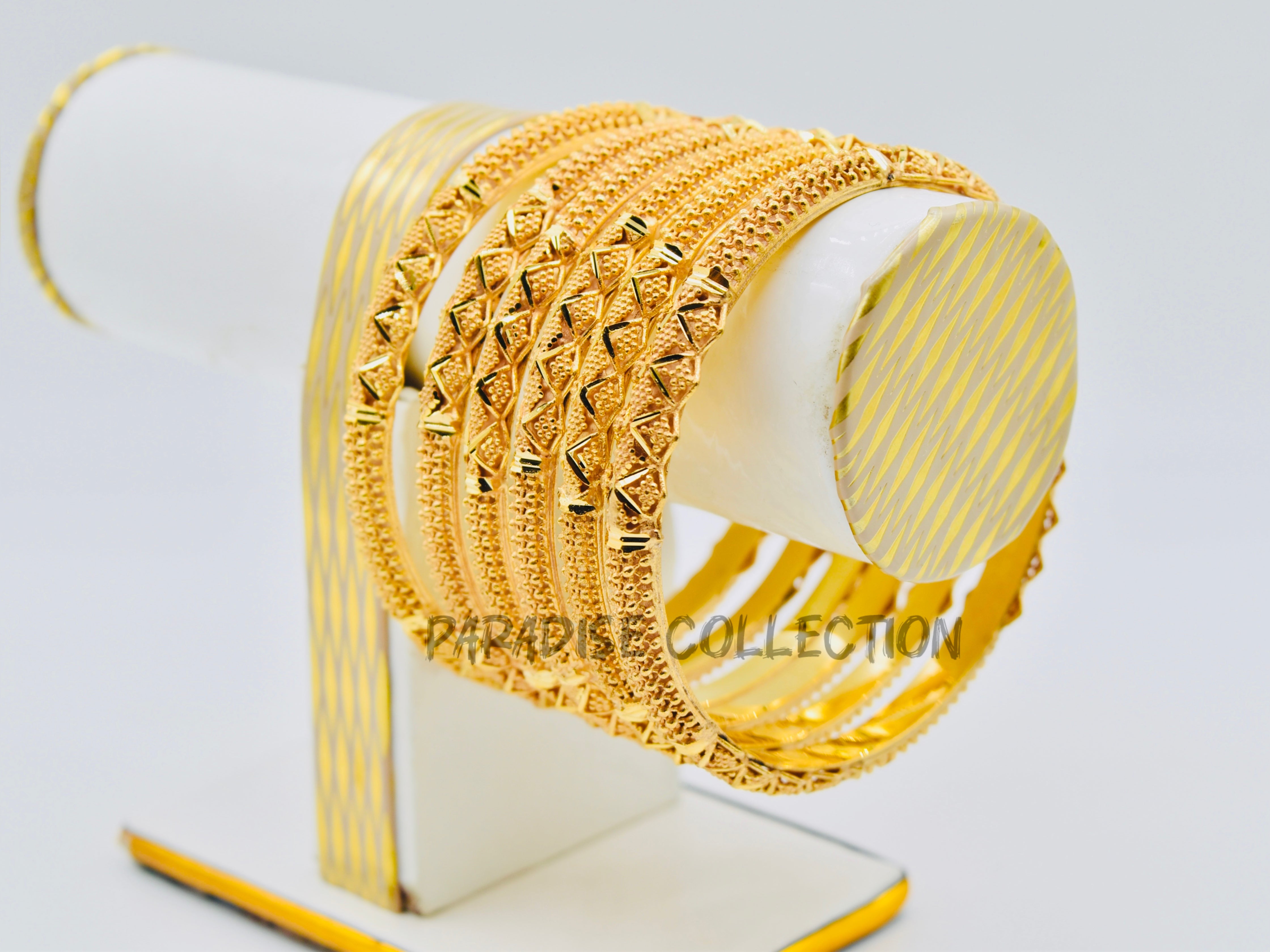 UNLOCK THE WORLD OF JEWELRY Buy High-Class Bangles With a FREE Jewelry Box – Where Elegance Meets Craftsmanship ✨
