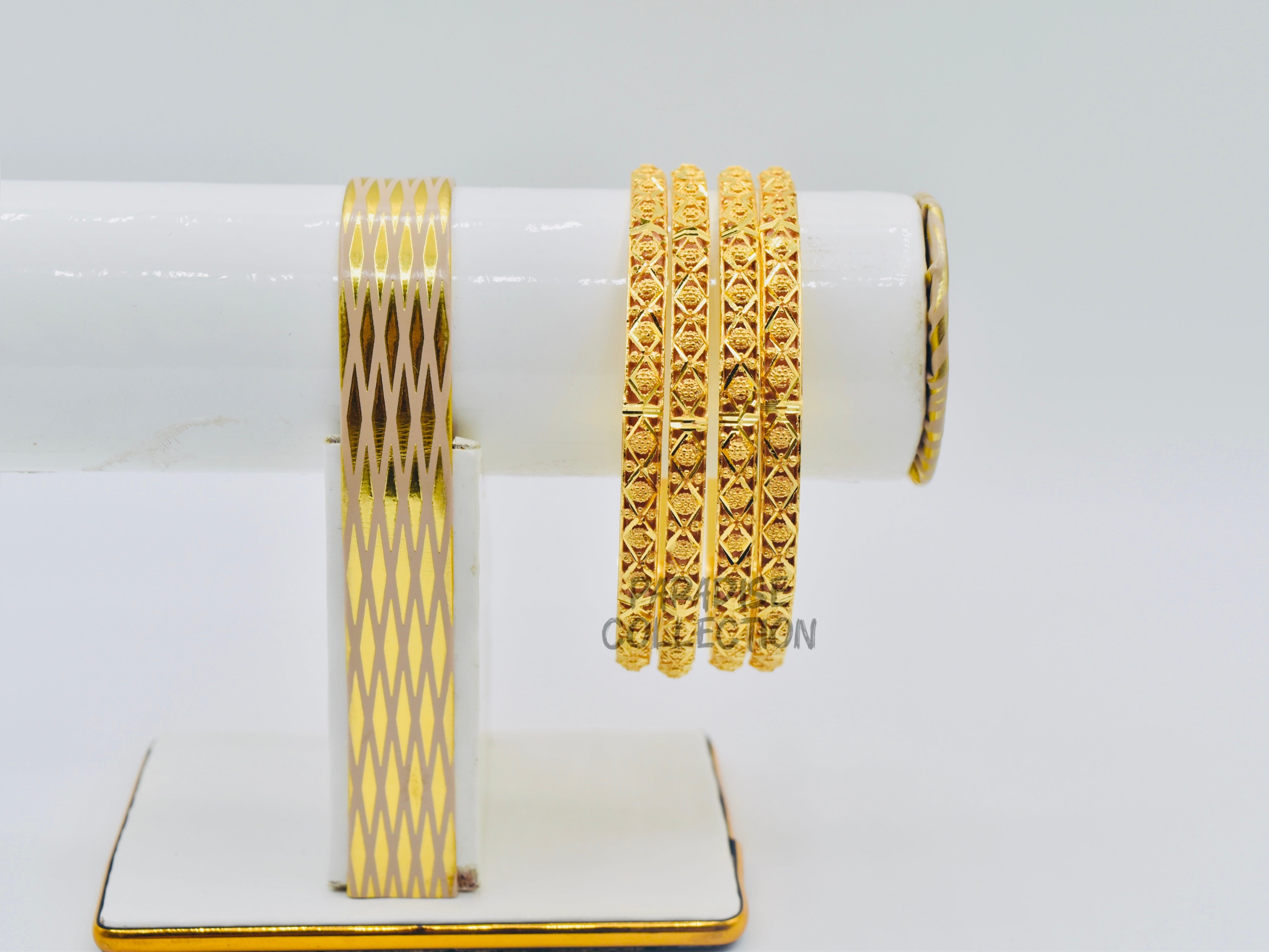 JEWELRY SPEAKS WHEN WORDS FAIL Buy an Outstanding Pack of 4 Bangles With a FREE Jewelry Box – A Timeless Statement of Style ✨