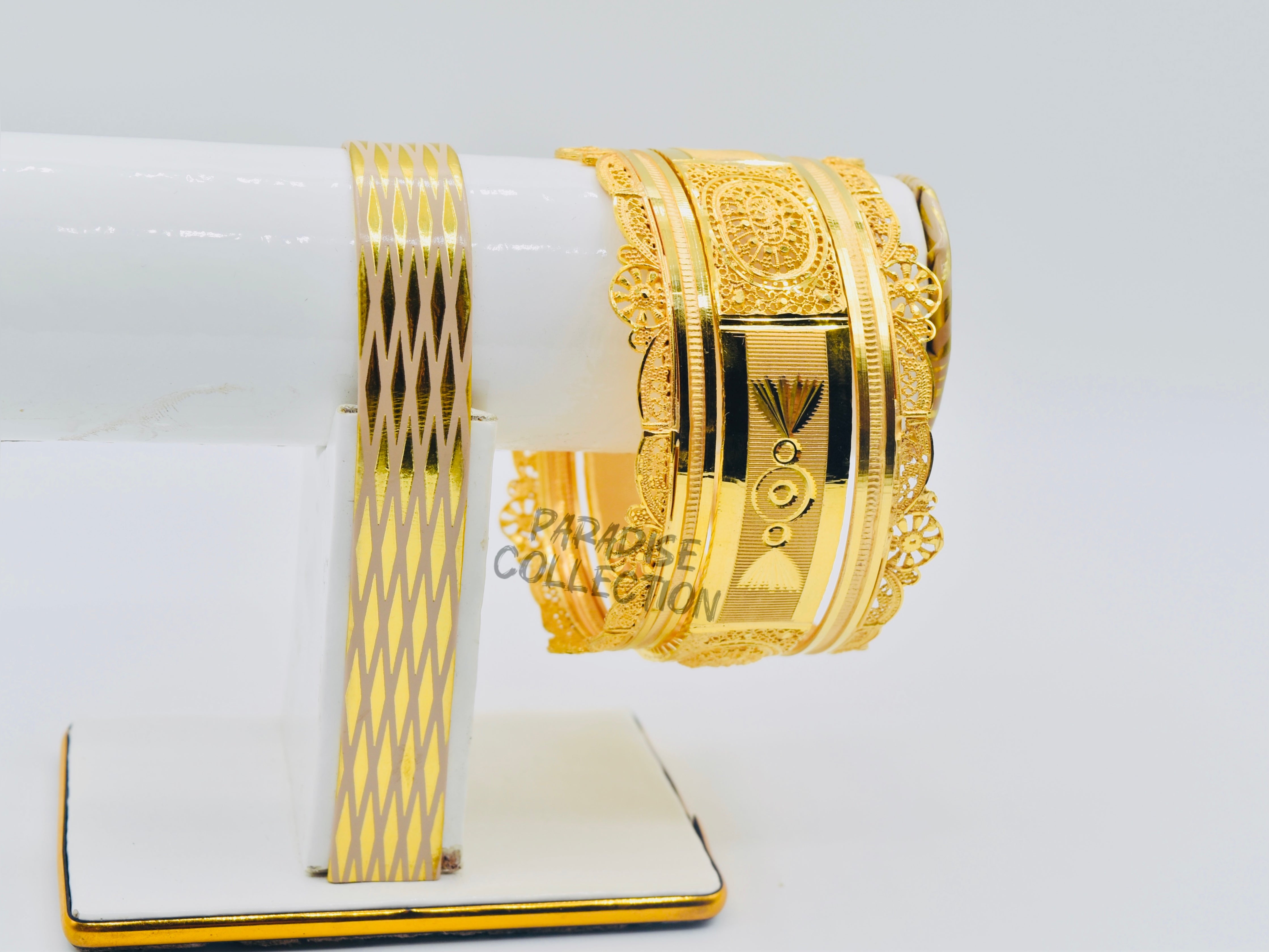 KEEP YOUR MONEY IN THE RIGHT PLACE Buy a Remarkable Pack of 3 Bangles With a FREE Jewelry Box β Luxury You Can Afford β¨