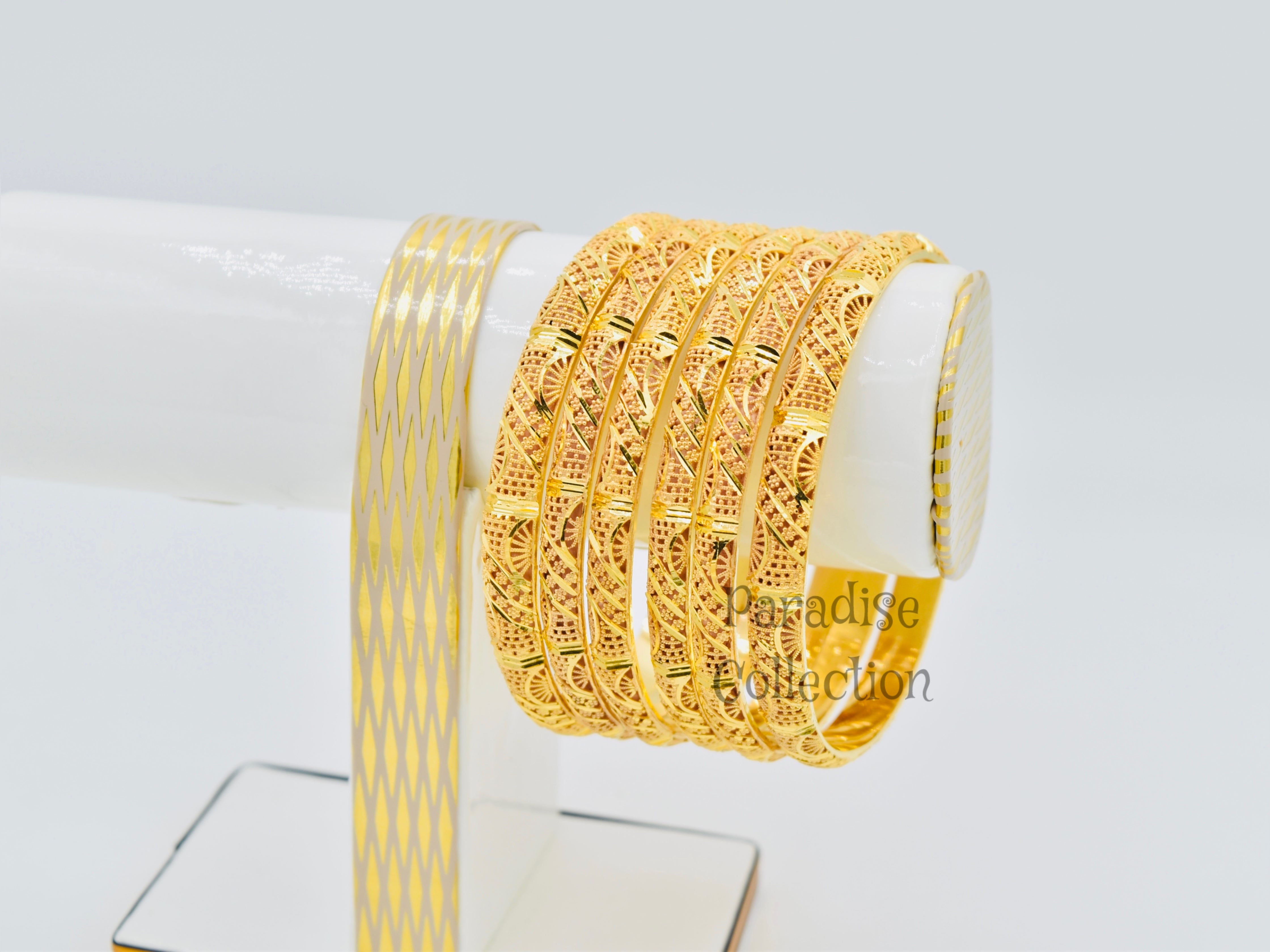 HIGH-CLASS BANGLES ARE HERE! FREE Jewelry Box Included β Unlock the World of Elegance and Timeless Style