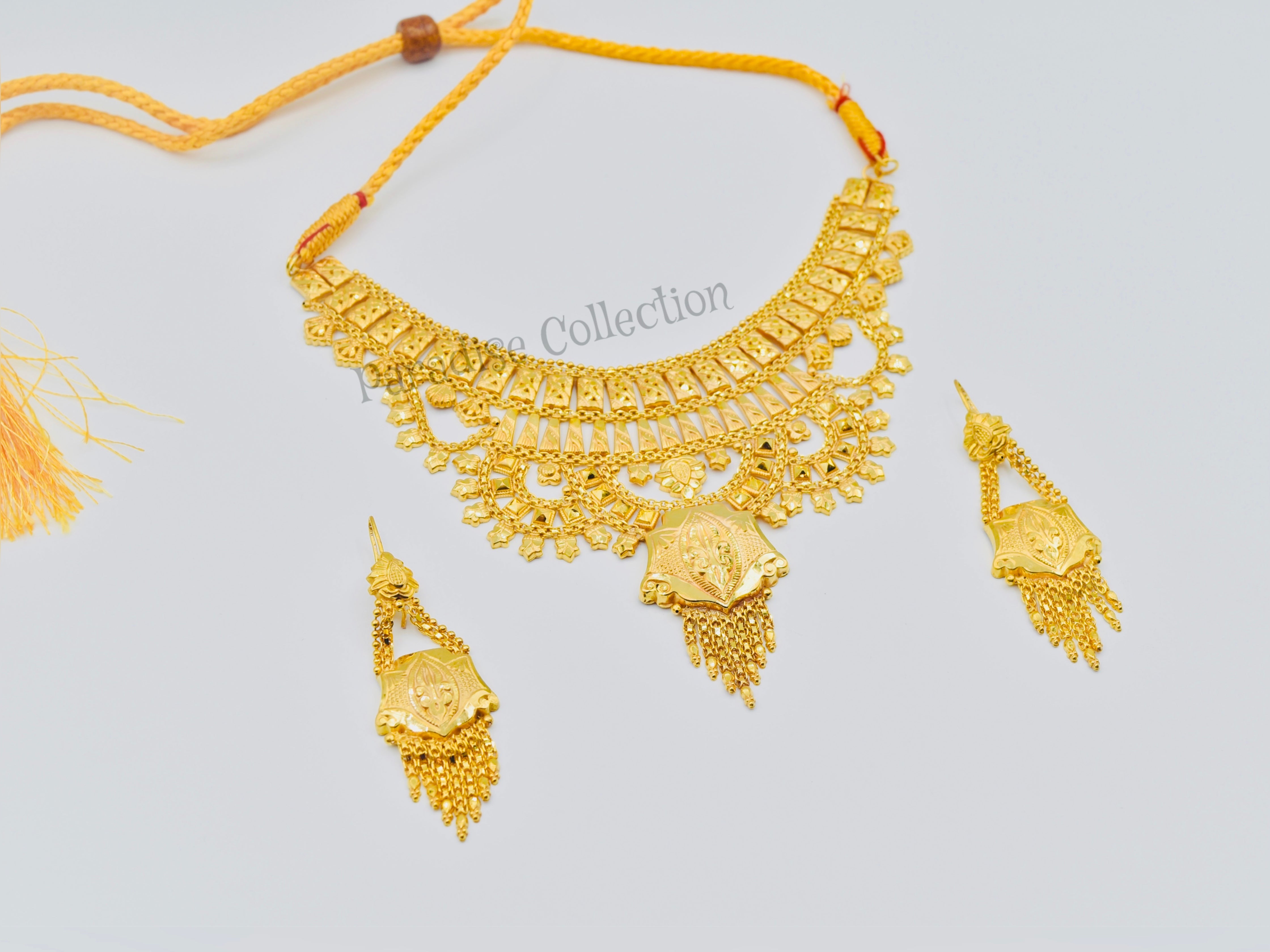 WHERE ELEGANCE MEETS GRACE ✨: BEAUTIFUL NECKLACE SET WITH A FREE BOX 💝