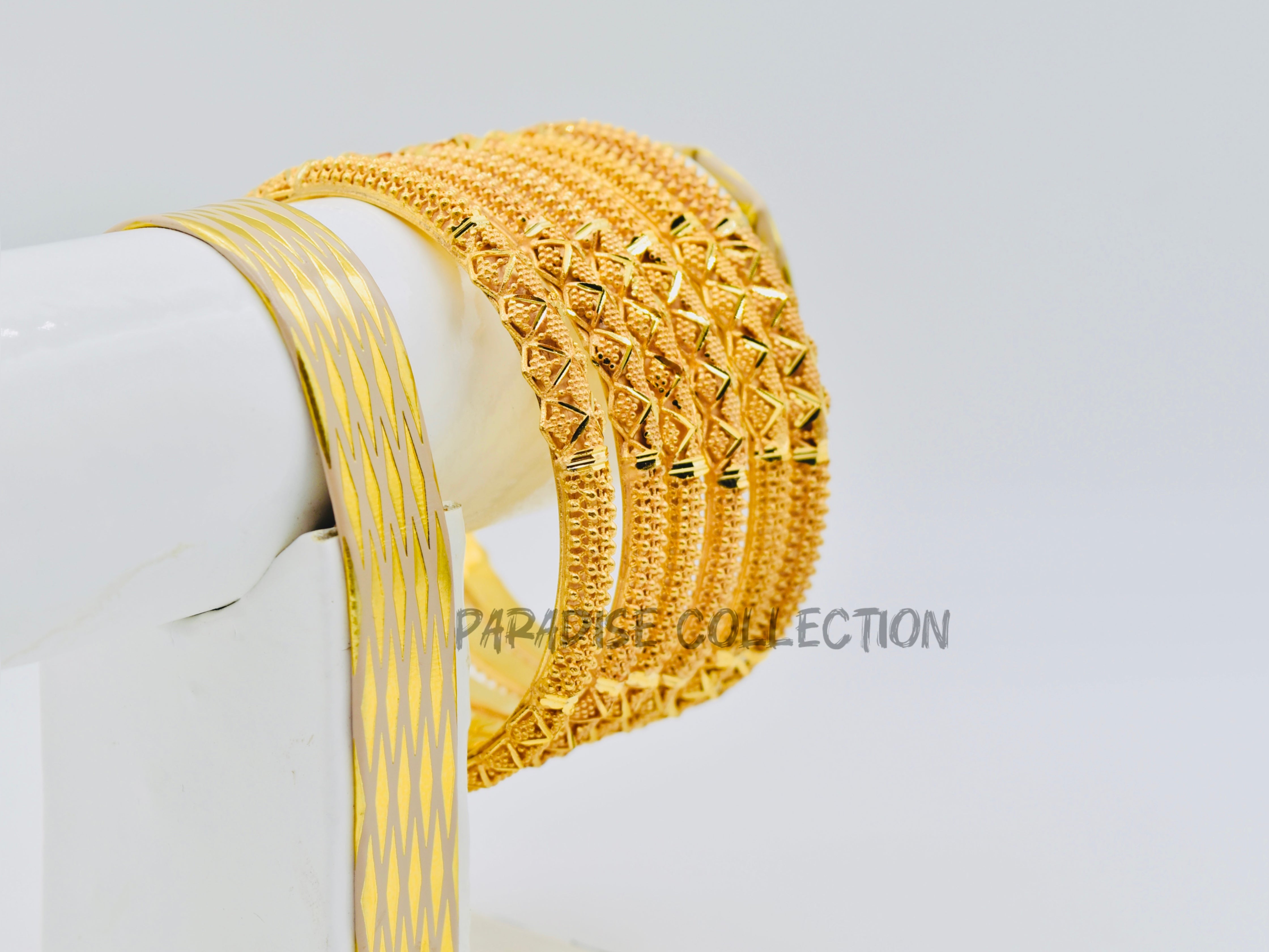 UNLOCK THE WORLD OF JEWELRY Buy High-Class Bangles With a FREE Jewelry Box – Where Elegance Meets Craftsmanship ✨