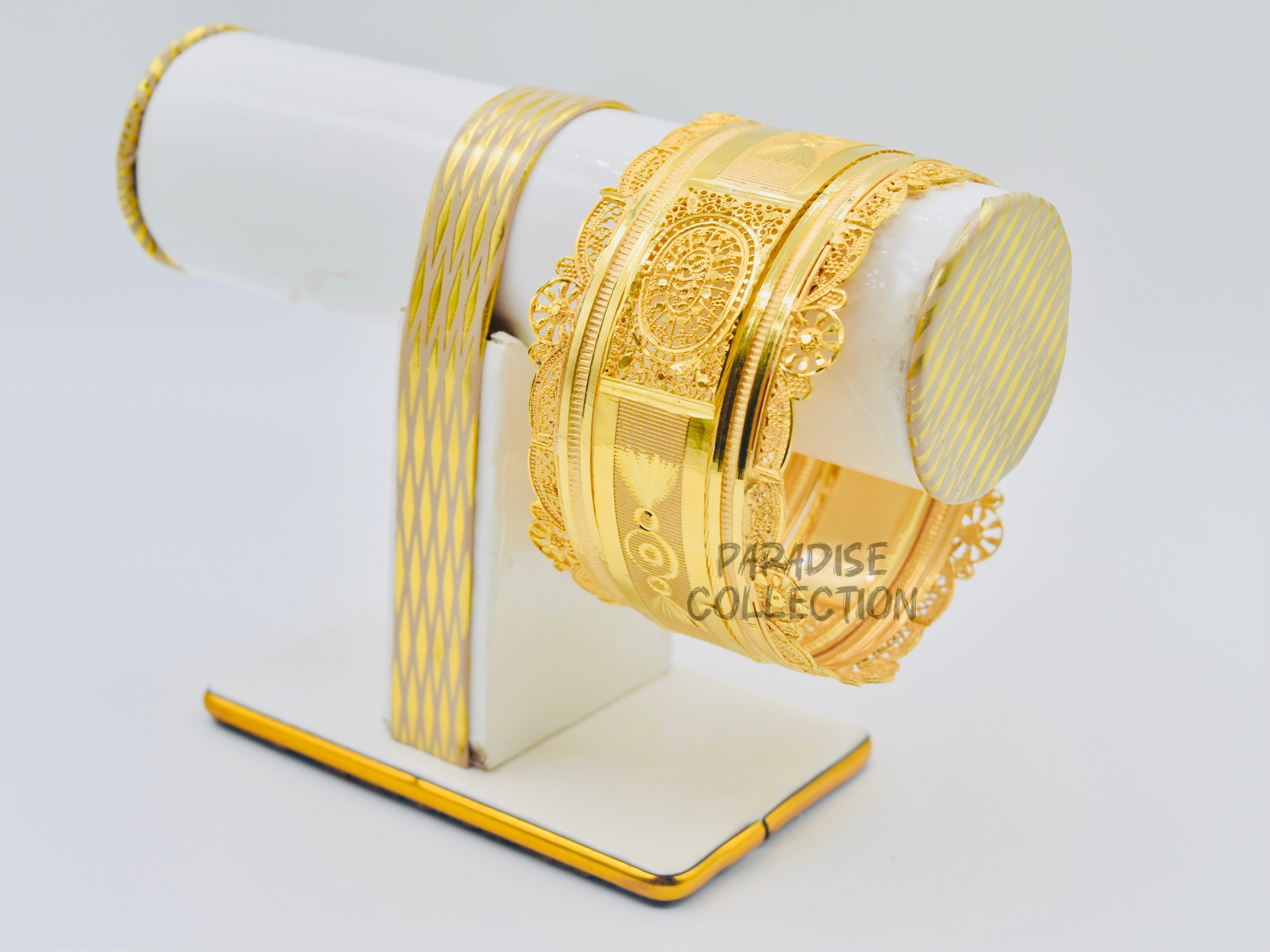 🎁 The Perfect Gift for Someone Special Gorgeous Bangles With a FREE Jewelry Box.