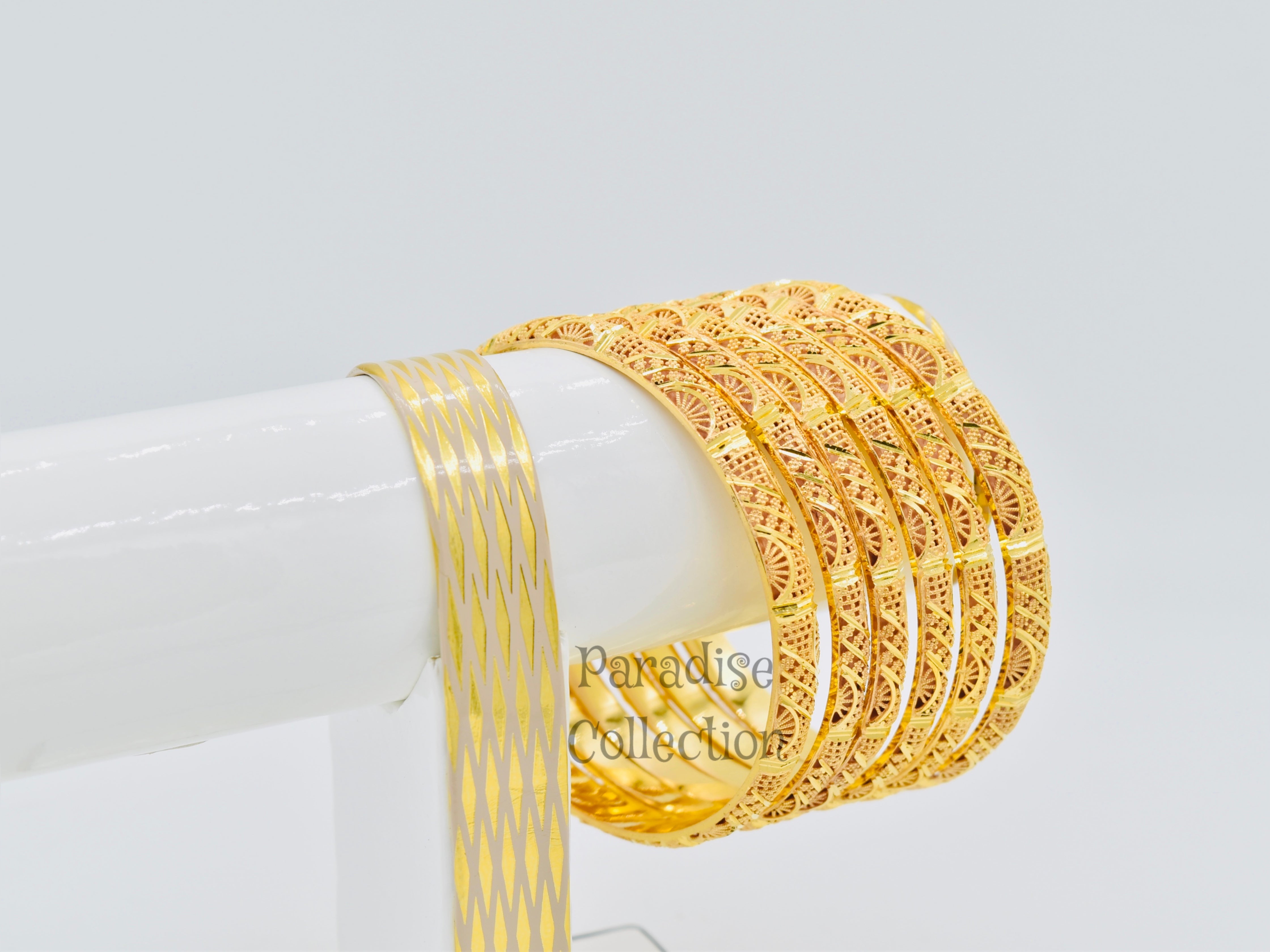 HIGH-CLASS BANGLES ARE HERE! FREE Jewelry Box Included – Unlock the World of Elegance and Timeless Style