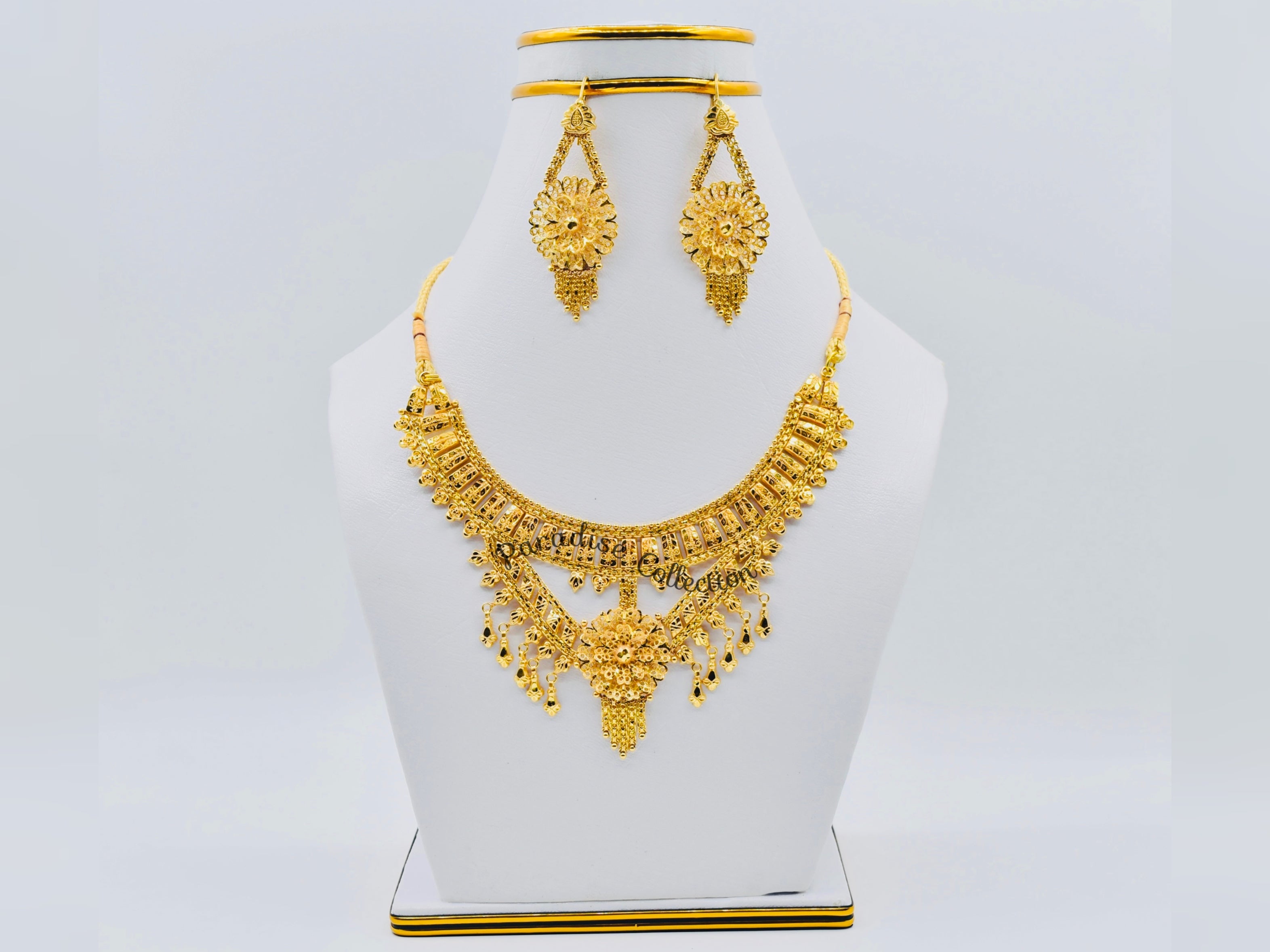 EXPERIENCE PURE LUXURY ✨💎 WITH OUR EXQUISITE NECKLACE SET + FREE JEWELRY BOX 🎁