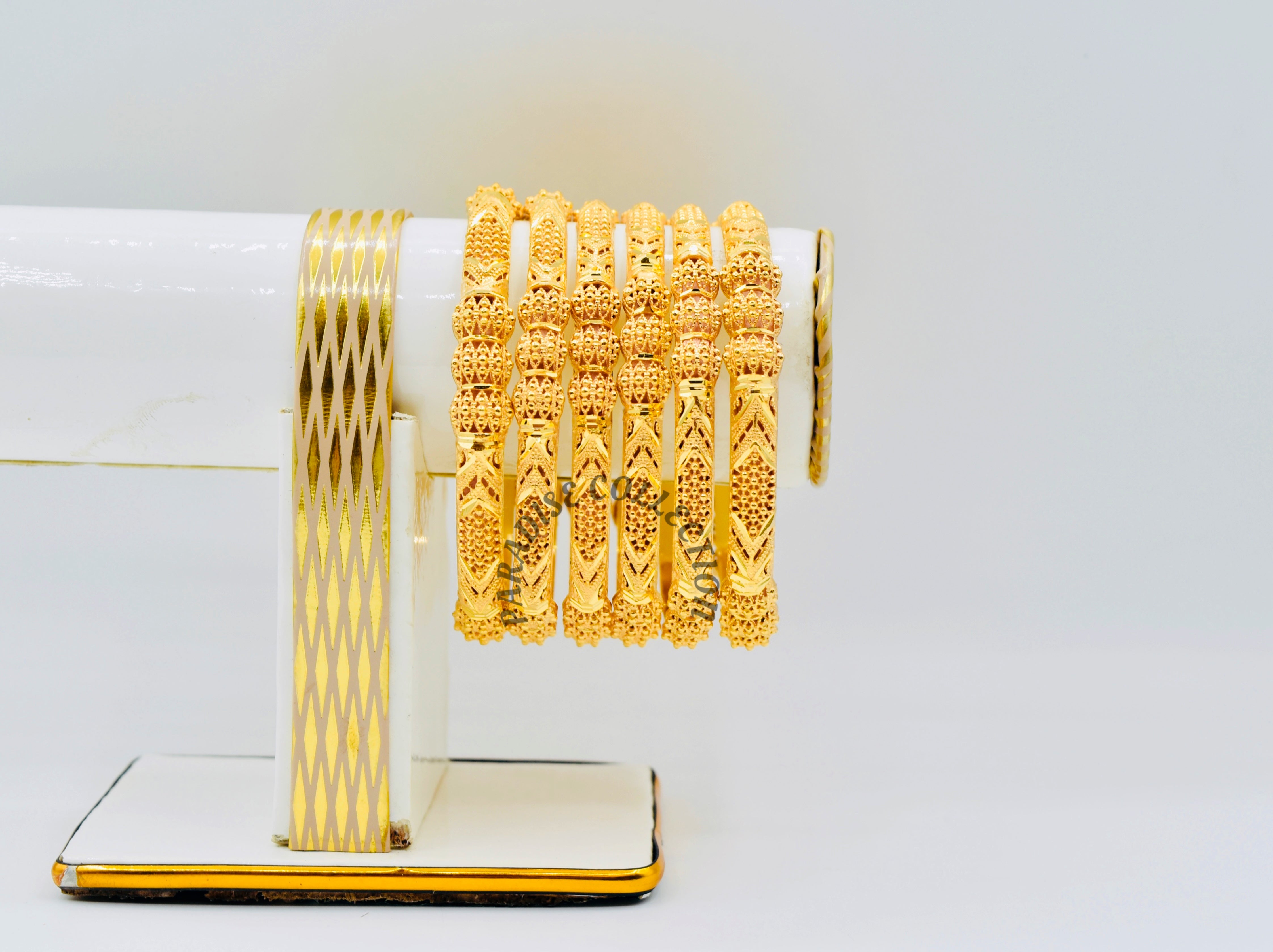 LUXURY BANGLES JUST DROPPED 💖 — GET A FREE JEWELRY BOX WITH EVERY ORDER 🎁