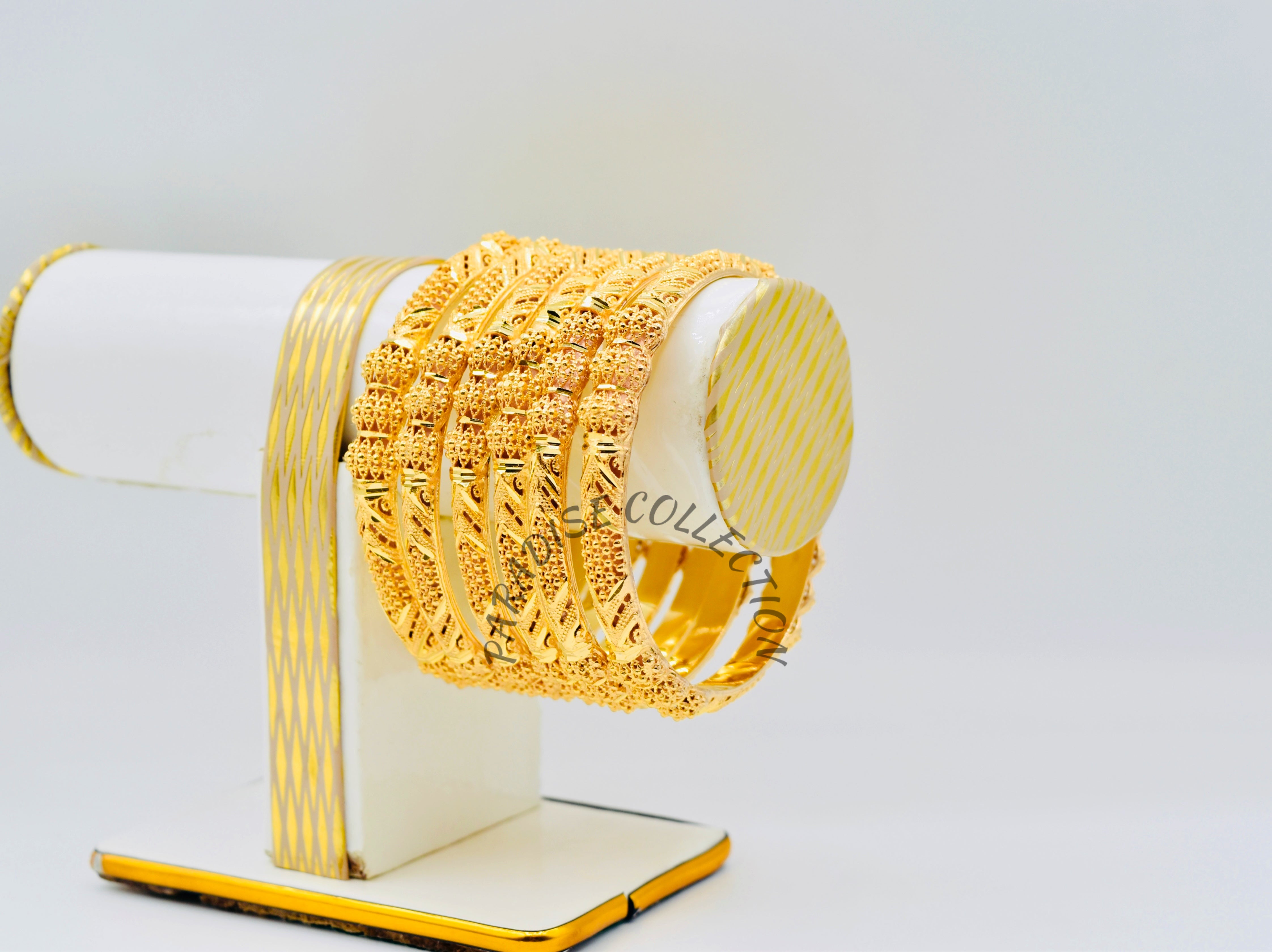 LUXURY BANGLES JUST DROPPED 💖 — GET A FREE JEWELRY BOX WITH EVERY ORDER 🎁