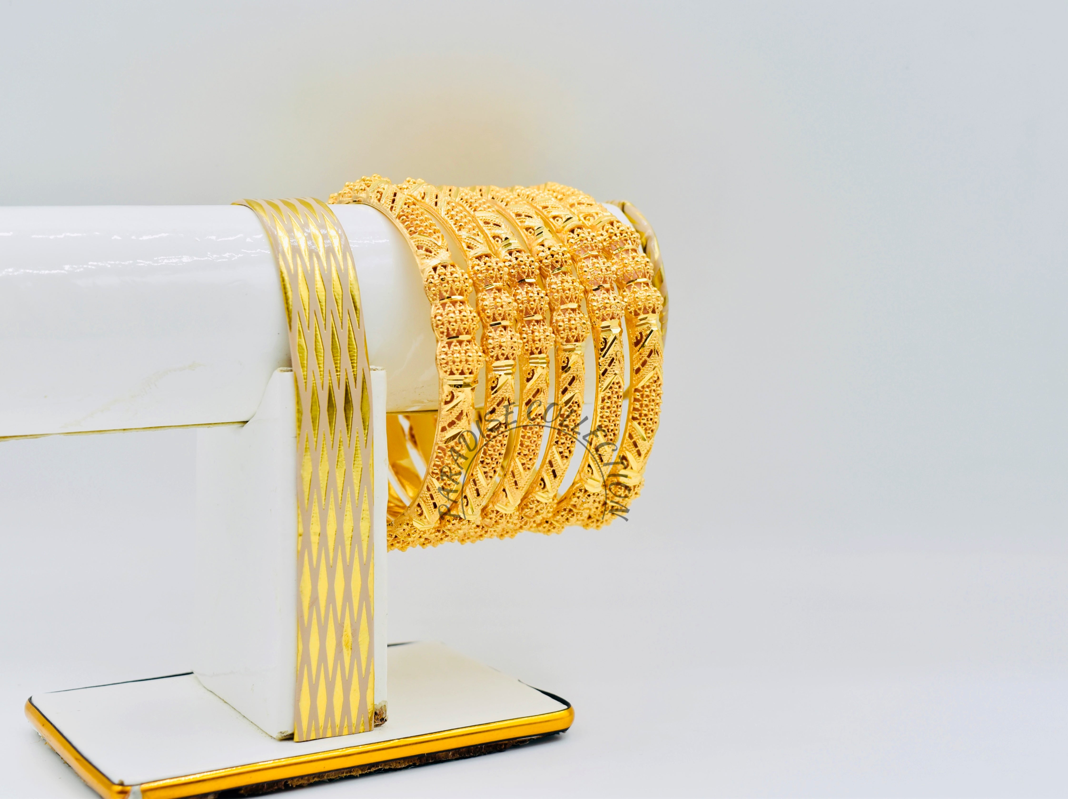 LUXURY BANGLES JUST DROPPED 💖 — GET A FREE JEWELRY BOX WITH EVERY ORDER 🎁