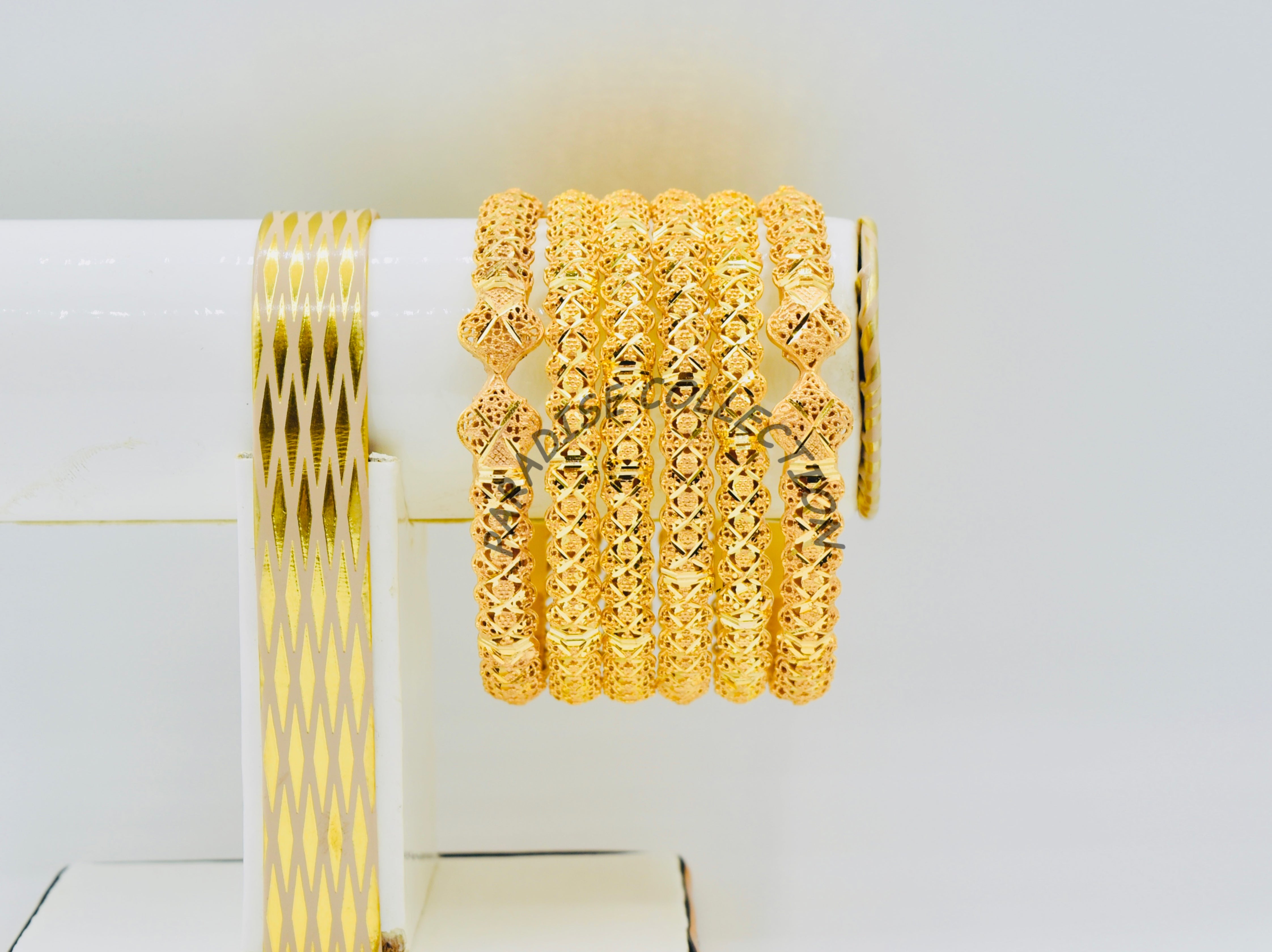 ELEVATE YOUR STYLE WITH PREMIUM BANGLES 💎, NOW COMES WITH A COMPLIMENTARY JEWELRY BOX 🎀