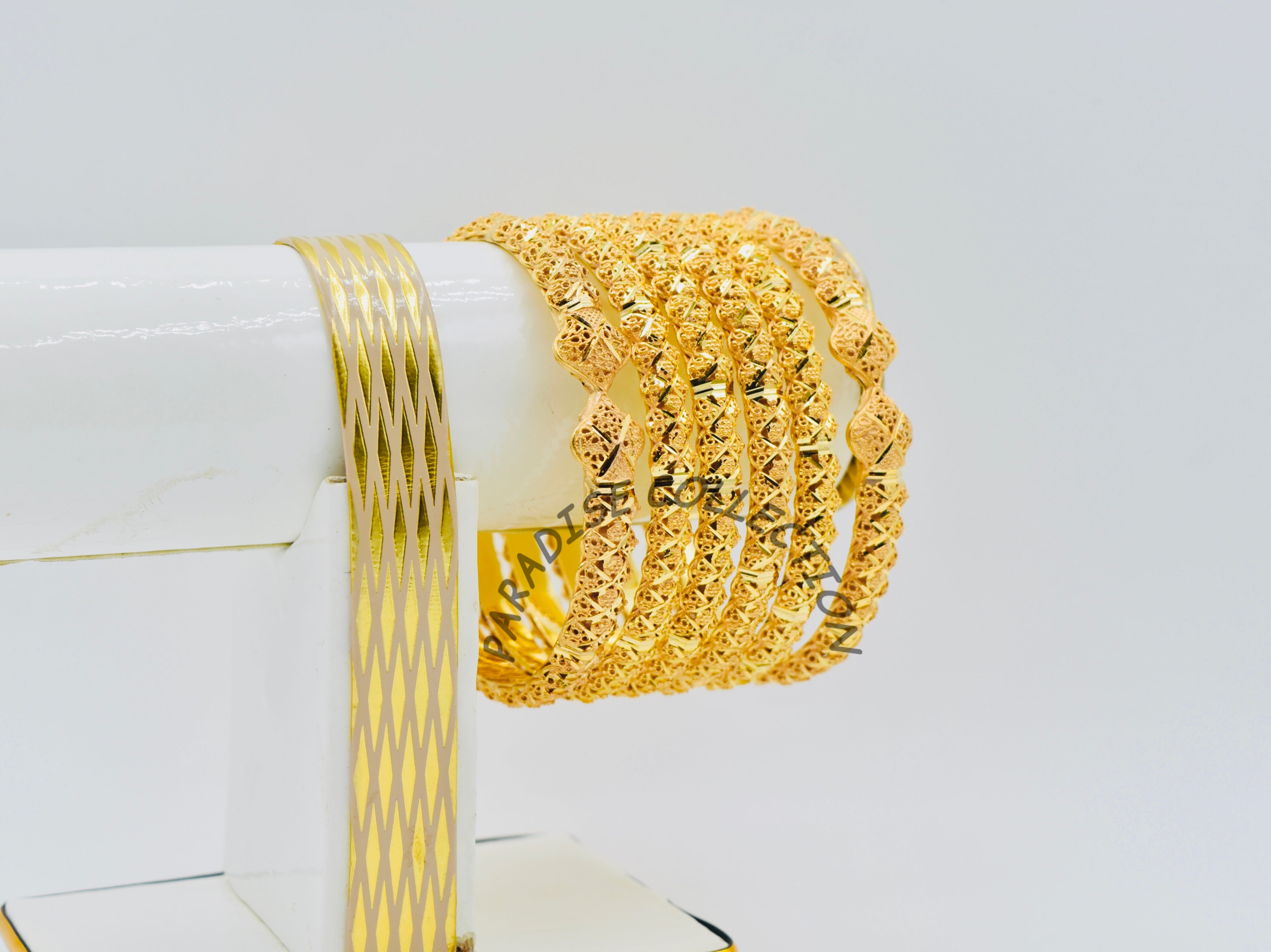 ELEVATE YOUR STYLE WITH PREMIUM BANGLES 💎, NOW COMES WITH A COMPLIMENTARY JEWELRY BOX 🎀
