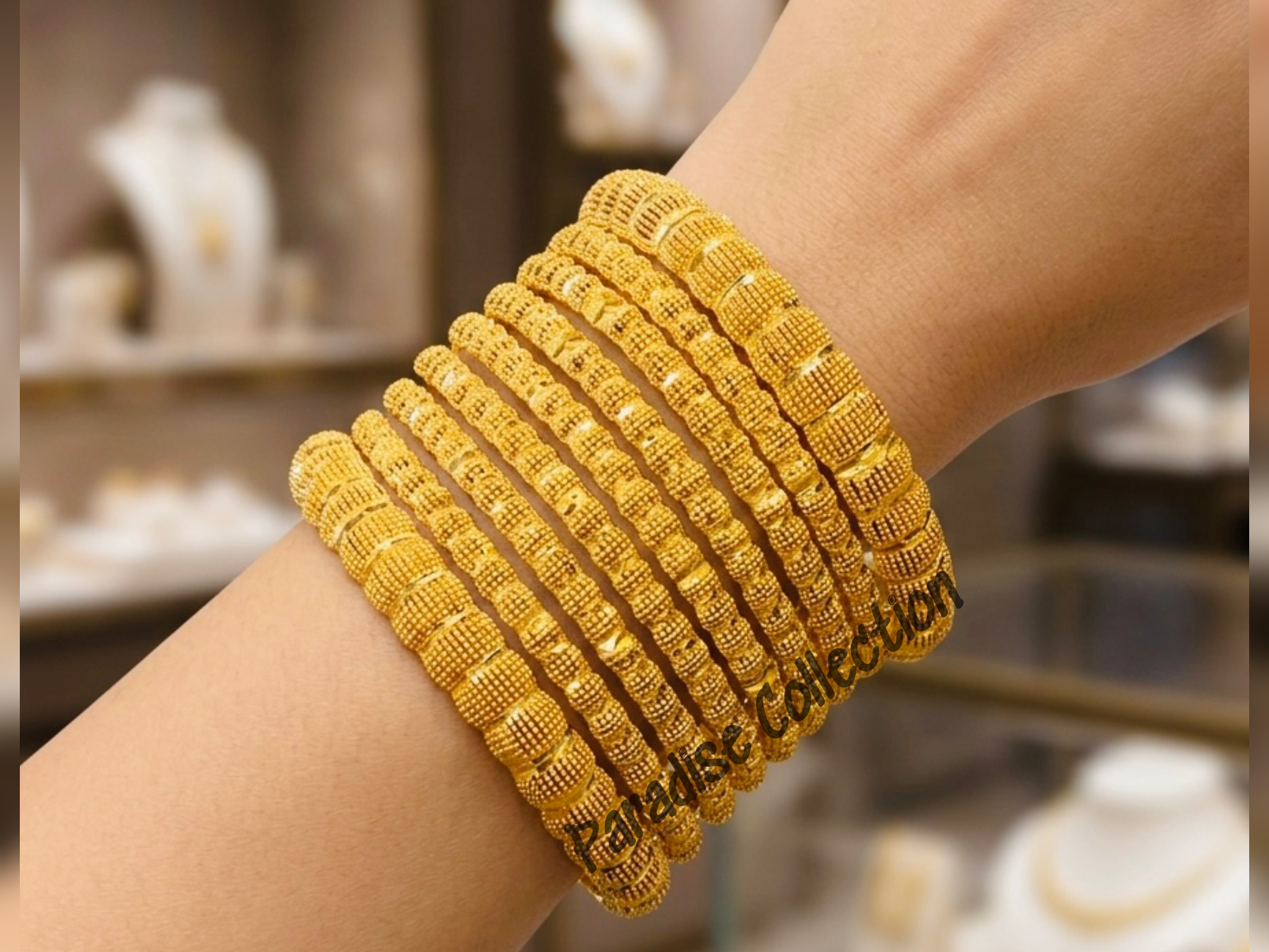 CLASSIC STYLE, MODERN CHARM 💛High-Quality Bangles Set with a FREE Jewelry Box